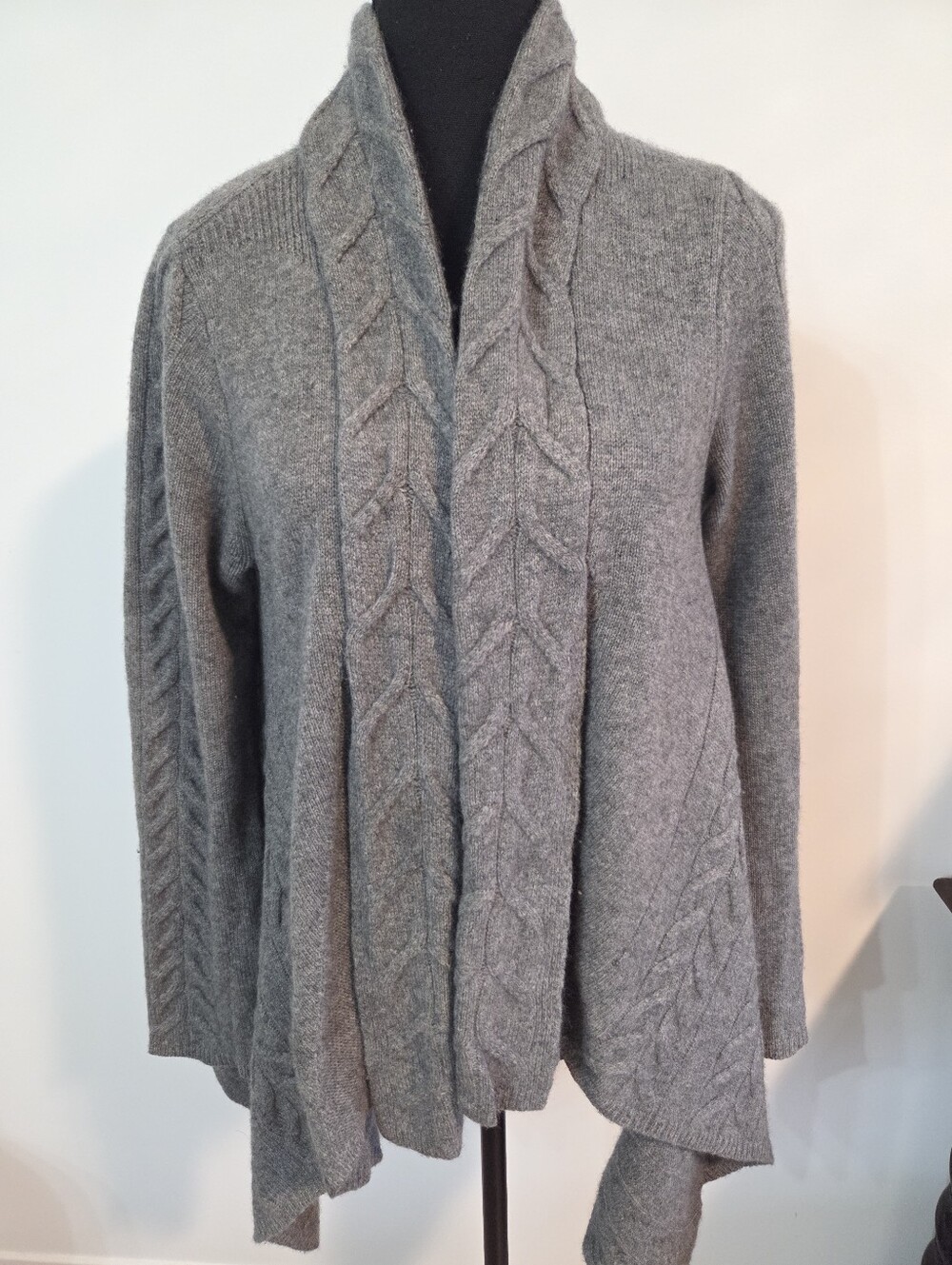 Saks 5th Avenue cashmere cableknit handerchief hem open front cardigan Sz M
